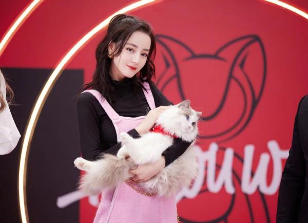 熱巴最新造型可愛感爆棚！穿粉色揹帶褲變活力少女，又一次驚豔