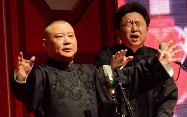 徒孫也好,女兒也罷,姜昆摟著女士腰拍照,本就失禮之舉 徒孫也好,女兒也罷,姜昆摟著女士腰拍照,本就失禮之舉