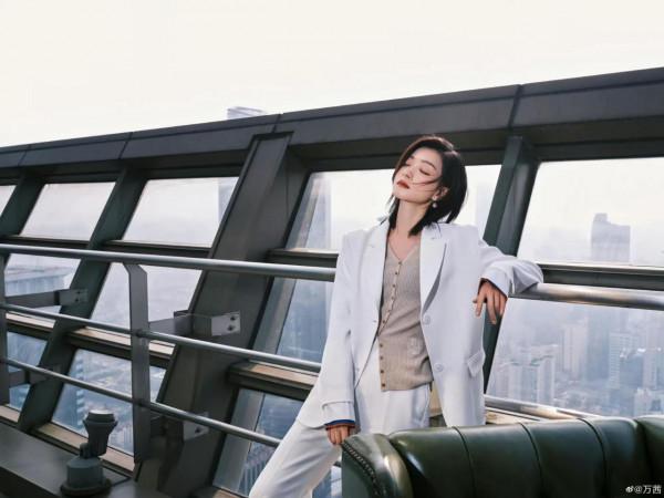 萬茜白西裝造型來襲，擺拍非常酷，可美可颯