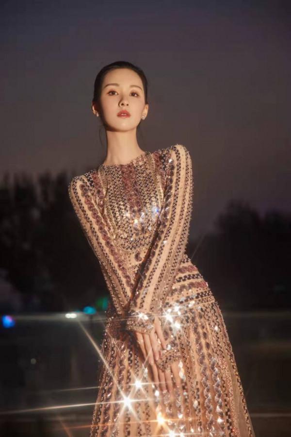 陳都靈走輕熟風也很美,穿香檳長裙優雅高調,“清純臉”太討喜 陳都靈走輕熟風也很美,穿香檳長裙優雅高調,“清純臉”太討喜