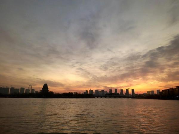 早晨的文亭湖，朝霞滿天