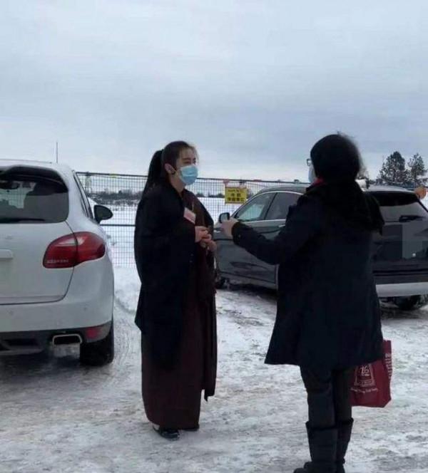 網友偶遇54歲王祖賢拜佛，稱本人又高又美，唯獨塌腰駝背折損氣質