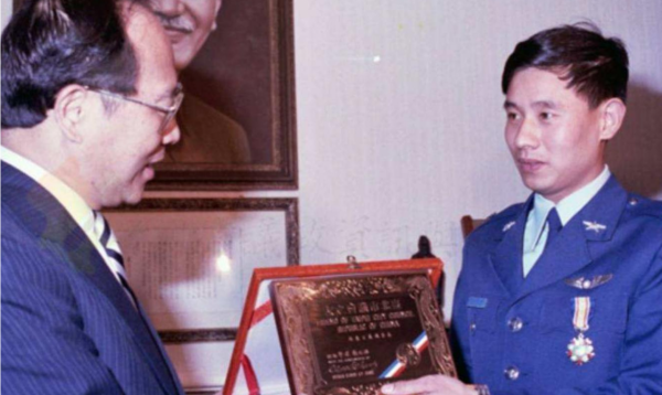 飛行員吳榮根：1982年駕機叛逃獲5000兩黃金，晚年還想回國養老