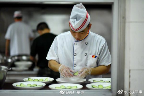 “舌尖”上的部隊伙食，兵哥哥的廚藝堪比大飯店，一看就是專業的