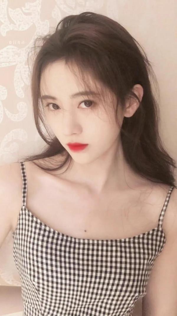 鞠婧禕吊帶裙清爽簡單，可鹽可甜，一笑傾城，盡顯優雅氣質