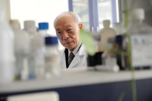 97歲院士攻克最兇白血病，放棄專利，讓百萬患者吃上13元抗癌藥