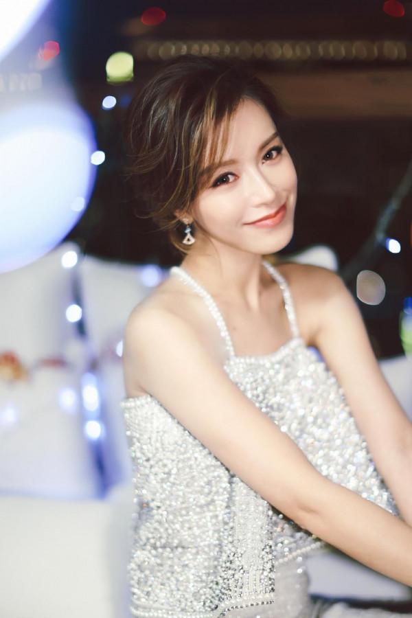 她32歲被選中演趙敏,穿運動裝曬健身照,四肢纖細沒一絲贅肉 她32歲被選中演趙敏,穿運動裝曬健身照,四肢纖細沒一絲贅肉