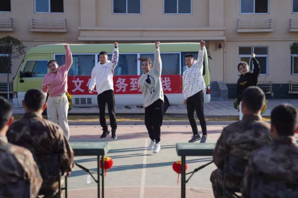 戰略支援某部通訊團：&OpenCurlyDoubleQuote;烽火&rdquo;文藝輕騎兵，新春點號行