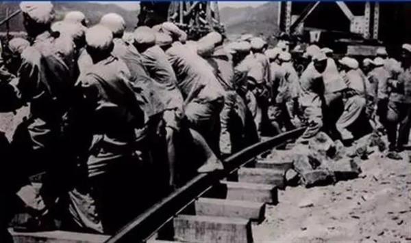 英雄無聲:他用身體做鋼軌螺絲,90分鐘扛著18列火車駛過 英雄無聲:他用身體做鋼軌螺絲,90分鐘扛著18列火車駛過