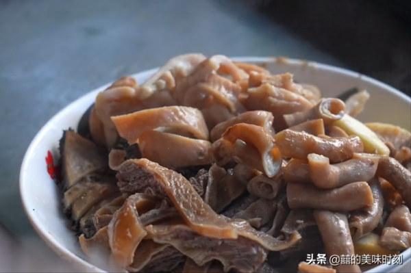 海南大姐在菜市場擺攤,當地人一大早就來喝酒吃肉,外地人吃不慣 海南大姐在菜市場擺攤,當地人一大早就來喝酒吃肉,外地人吃不慣