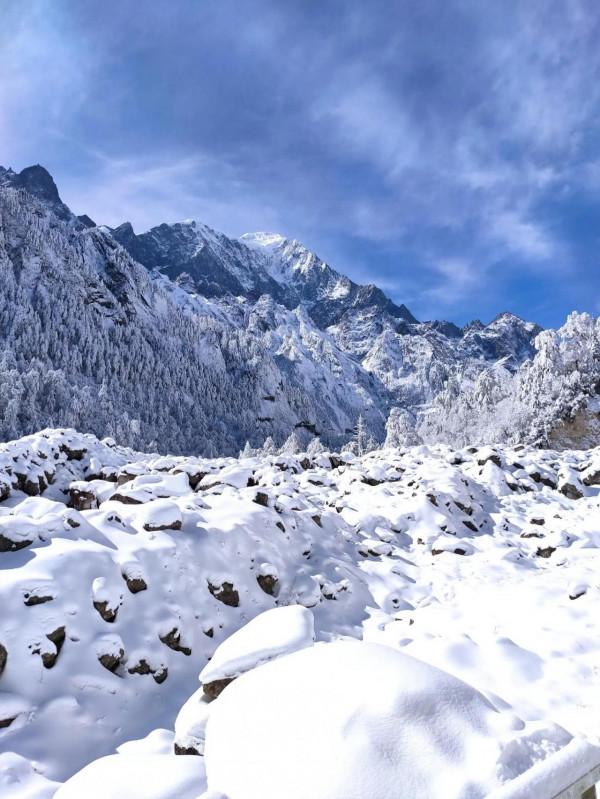 川西秘境，冬季玩雪聖地，銀裝素裹的燕子溝，美不勝收