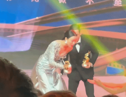 男星走紅毯有風險！幫女星提裙顯情商，吳京直男、沈騰杜江太尷尬
