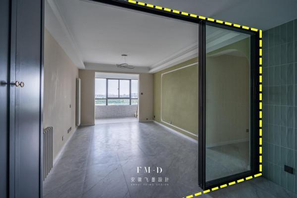 入戶玄關與廚房融合，整扇吊軌玻璃拉門分隔，成12㎡獨立大套間