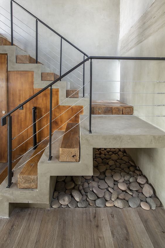 樓梯下打定製櫃,從來不是有錢人的選擇,還不如設景觀區更為美觀 樓梯下打定製櫃,從來不是有錢人的選擇,還不如設景觀區更為美觀