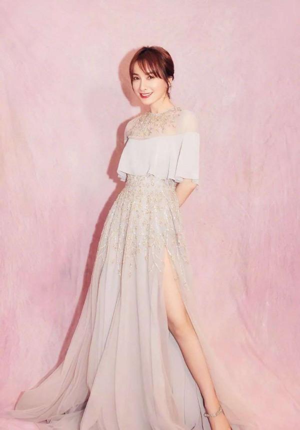 吳昕美到了國外,穿綢緞上衣配一頭金髮好驚豔,連氣質都昇華了 吳昕美到了國外,穿綢緞上衣配一頭金髮好驚豔,連氣質都昇華了