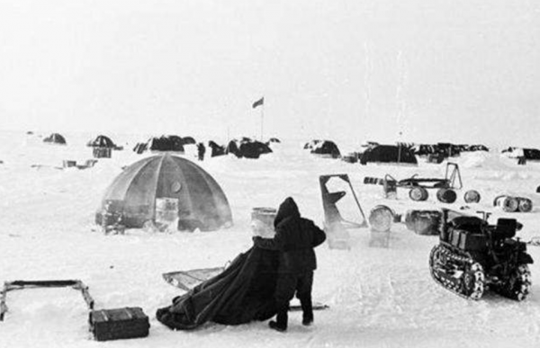 1961年的南極,醫生列昂尼德突然肚子痛,於是他切開了自己的肚子 1961年的南極,醫生列昂尼德突然肚子痛,於是他切開了自己的肚子