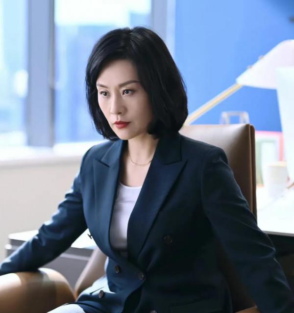 別再嫌黃金首飾土了，《完美伴侶》裡的黃金首飾美出天際