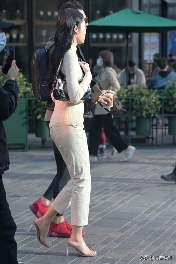 深秋時節，大家都注意保暖的時候，還有人搭配涼鞋出門