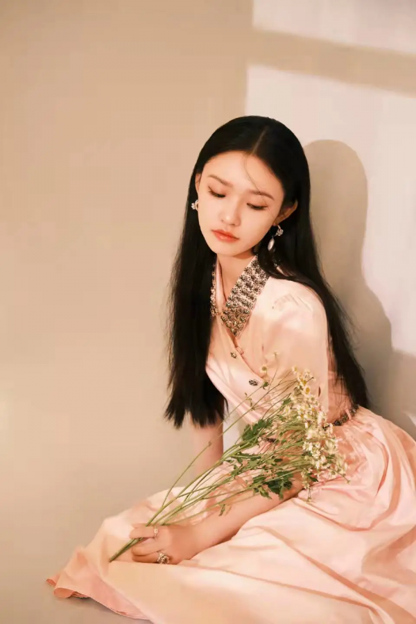 內娛女明星真的拼，在雪地裡穿露肩連衣裙