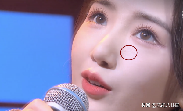 衛視春晚女星斗豔：楊冪百花裙嬌媚，唐嫣冒雨被淋溼，關曉彤走秀