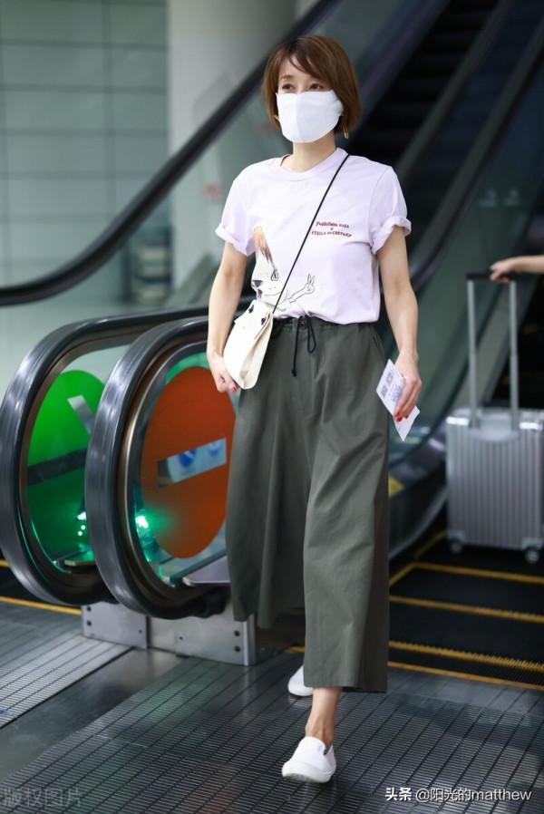 街拍:馬伊俐白Tee+綠色休閒褲隨性自在 街拍:馬伊俐白Tee+綠色休閒褲隨性自在