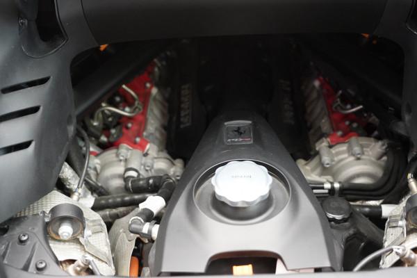 體驗法拉利SF90 Spider，千匹馬力敞篷混動超跑，2.5秒即可破百