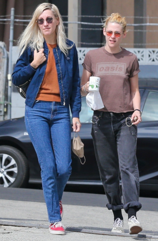 小K和女友出街秀恩愛,丸子頭搭染色墨鏡太帥,相戀2年感情穩定 小K和女友出街秀恩愛,丸子頭搭染色墨鏡太帥,相戀2年感情穩定