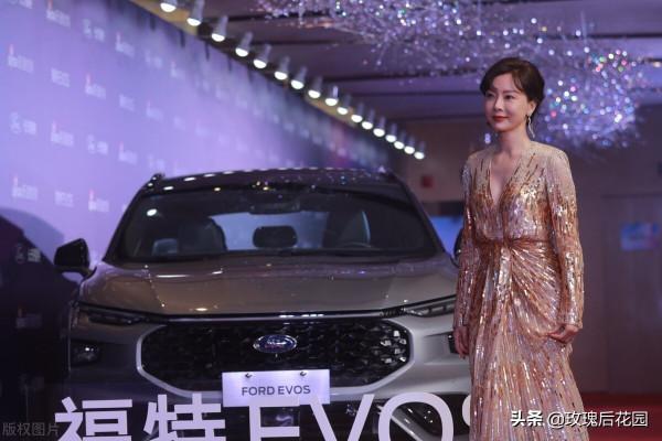 陳數一身金色琉璃禮服造型驚豔，氣質幹練女人味十足