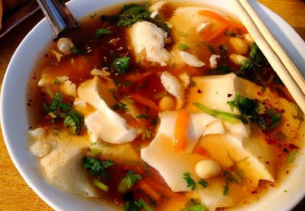 山東大集上30多歲大娘賣豆腐腦,碗碗帶肉5元一碗,有人每集來吃 山東大集上30多歲大娘賣豆腐腦,碗碗帶肉5元一碗,有人每集來吃