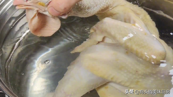 把整隻雞放到鹽水中一泡,出鍋皮脆肉嫩,不柴不腥,實在太厲害了 把整隻雞放到鹽水中一泡,出鍋皮脆肉嫩,不柴不腥,實在太厲害了