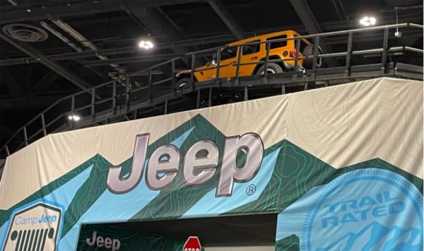 氛圍感拉滿，芝加哥車展內的野外輕奢試駕