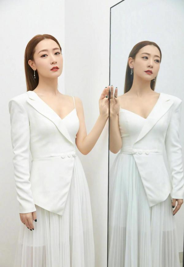 白冰純白花嫁細節禮服,藝術感十足 白冰純白花嫁細節禮服,藝術感十足