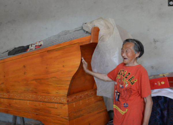 離異農婦拾荒20年把養子供出國，今偷偷花3千元買棺材