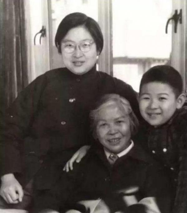 毛主席最愛的外孫，卻一年只能見外公一次，也沒能見主席最後一面