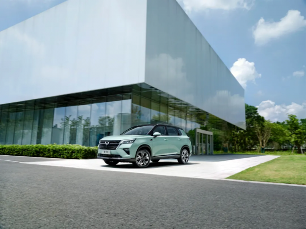 擺脫低價，向上的五菱星辰