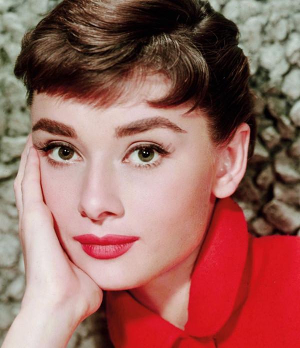 紀梵希有多愛赫本？26歲初見，42年沒名沒分，他一生未娶守護到老