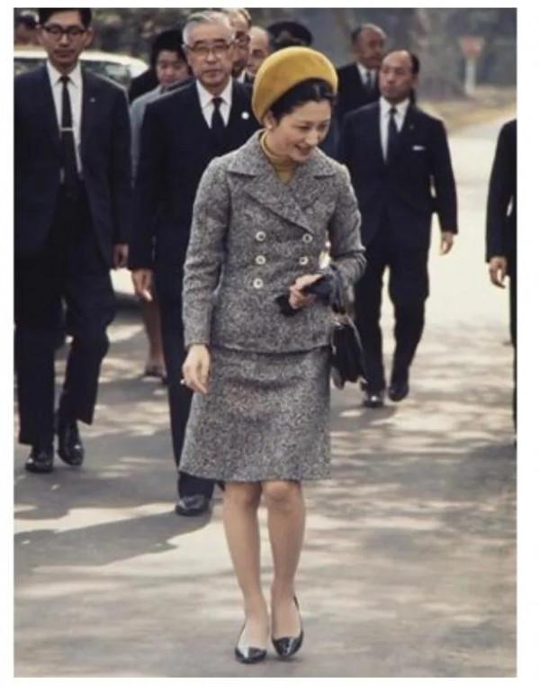 日本皇太后美智子的迷你裙配無袖等年輕時的流行服裝搭配集 日本皇太后美智子的迷你裙配無袖等年輕時的流行服裝搭配集