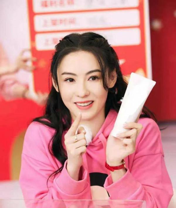 張柏芝近日在直播間帶貨,喊錯價格,隨後卻慷慨直言自補差價 張柏芝近日在直播間帶貨,喊錯價格,隨後卻慷慨直言自補差價