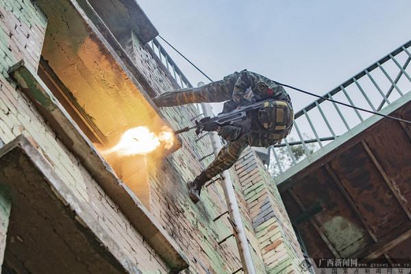 武警廣西總機動支隊反恐演練影像:實戰實訓礪尖兵 武警廣西總機動支隊反恐演練影像:實戰實訓礪尖兵