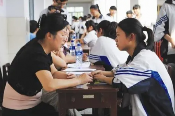 教育部通知，高中生迎來2個“壞訊息”，想上大學難度直線上升