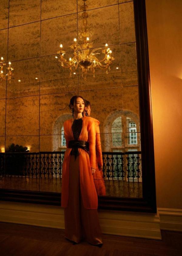 童瑤火了也更有排面，透視風衣內搭“肚兜”，時髦優雅真有貴婦範