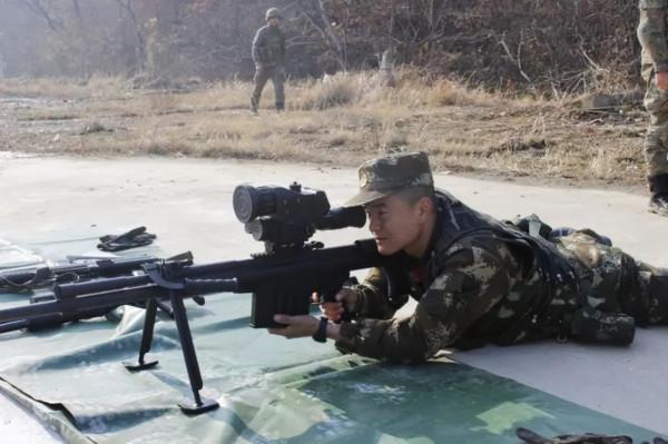 10式大狙有何奇特之處?1500米開外打爛裝甲車,女兵也能精確狙殺 10式大狙有何奇特之處?1500米開外打爛裝甲車,女兵也能精確狙殺