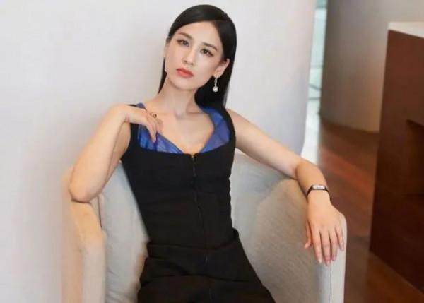 一把椅子價值360萬，出遊坐私人飛機，明星們的奢靡生活超乎想象