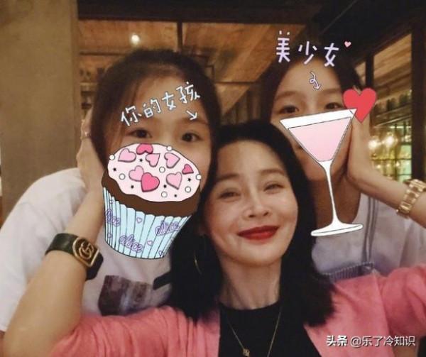 《金婚》裡的“佟多多”，出道20年潔身自好，嫁圈外老公好幸福