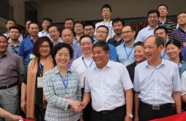 19年前，那個帶領全村懸崖修路的“當代愚公”張榮鎖，現狀如何了