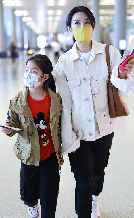 黃奕跟女兒小芊玲同臺，穿母女裝宛如小公主，遺傳了媽媽的高顏值