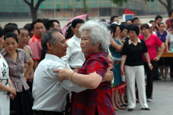 為什麼不建議老人跳交誼舞？64歲老人：跳交誼舞容易捱打