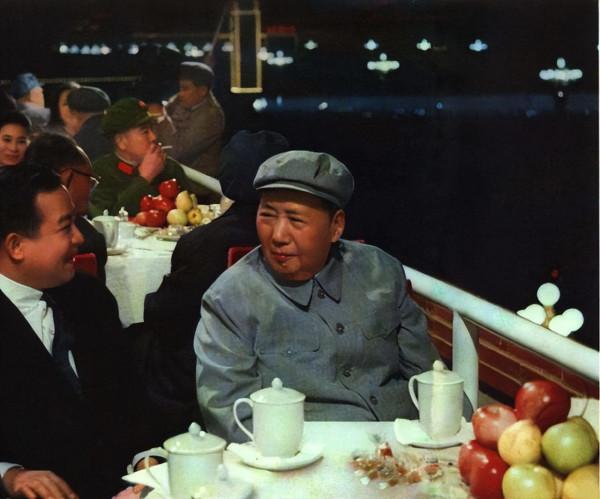 毛主席一行人從機場回來,下了趟館子,結賬時,發現誰都沒帶錢包 毛主席一行人從機場回來,下了趟館子,結賬時,發現誰都沒帶錢包