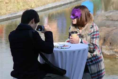 河南一男子花20萬結婚，不到3天新娘就卷錢跑了，孃家被堵門要錢