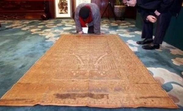 2008年，9萬買進的乾隆“裹屍布”被6500萬拍賣，2年後翻至1.3億